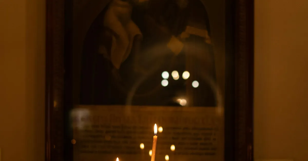 Înmormântare ortodoxă în România — lumânare și carte de rugăciuni