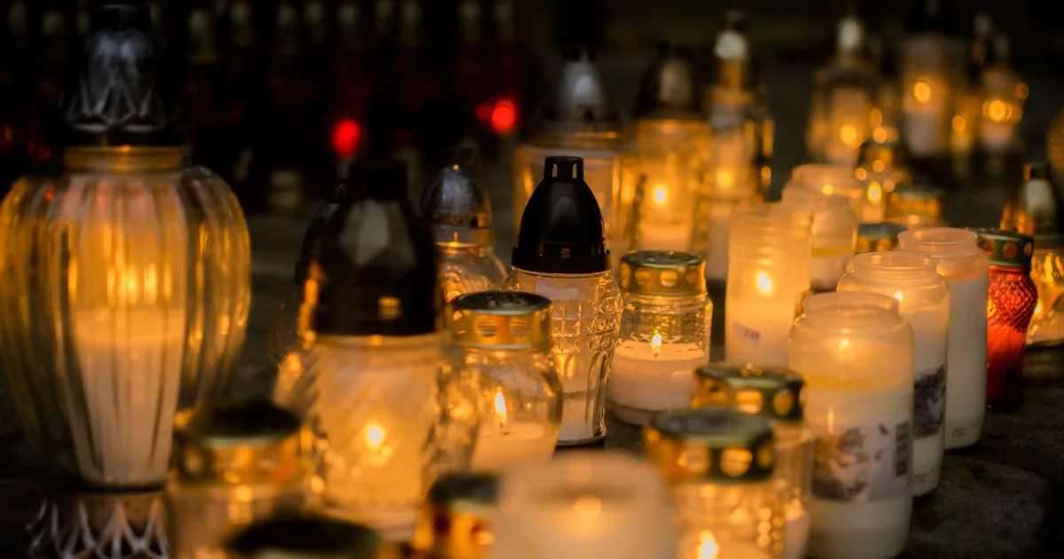 Candele și lumânări aprinse pe morminte în seara de Luminație — ziua morților în România